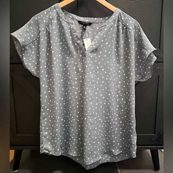 Banana Republic Factory Tops - NWT - Banana Republic Factory, blue and white Star Print Top, size M